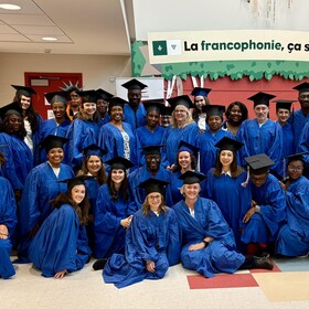 le personnel de l'école déguisé avec une toge de finissants pour l'halloween