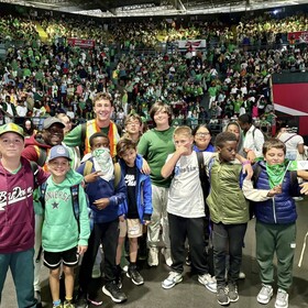 es élèves et des membres du personnel de notre école ont eu la chance incroyable d’assister au spectacle Ensemble, toujours debout à la Place TD, le 25 septembre 2025 
