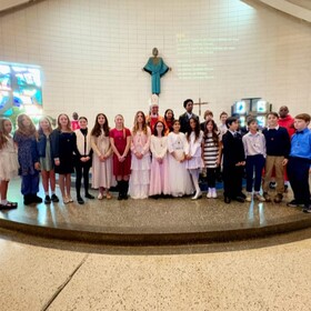 tous les élèves de 6e année de l’école Sainte-Kateri qui ont pris part à leur belle confirmation 