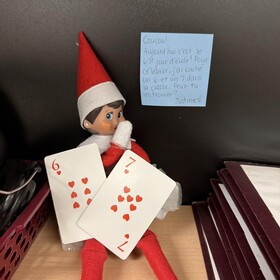 lutin de Noël avec des cartes à jouer